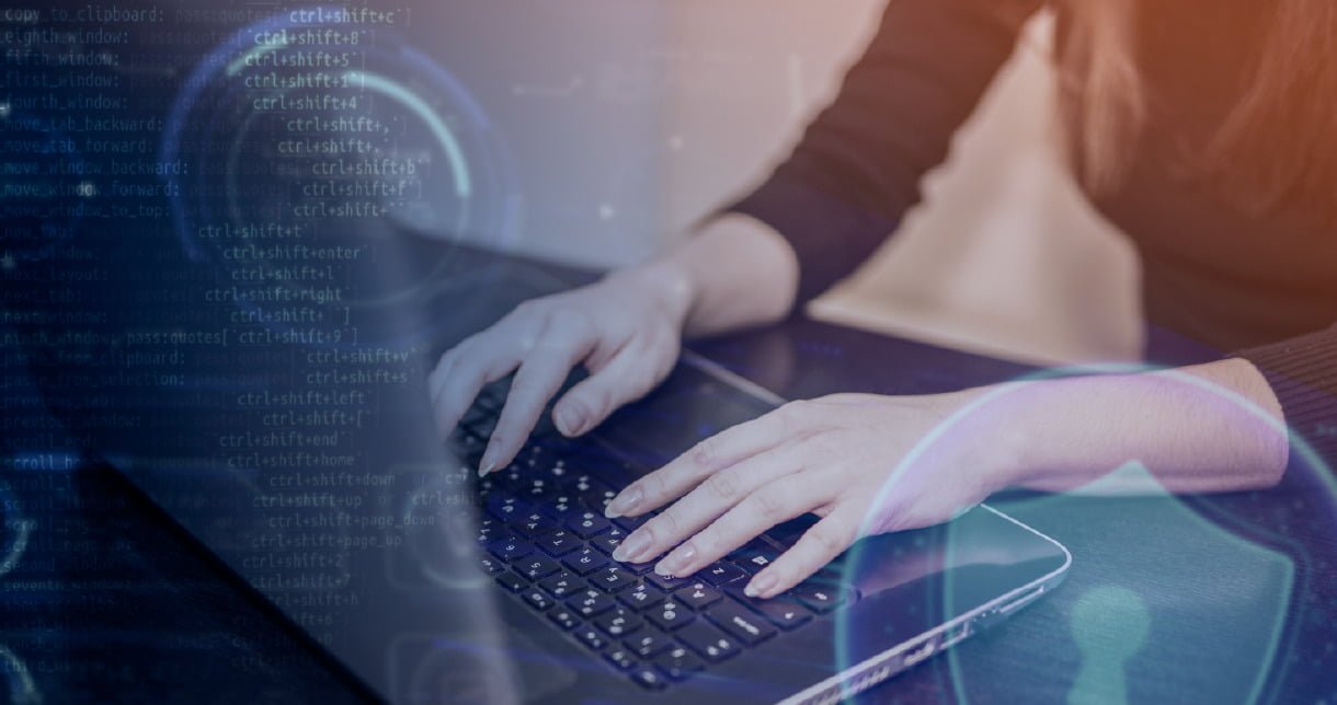 Mujer escribiendo en una computadora