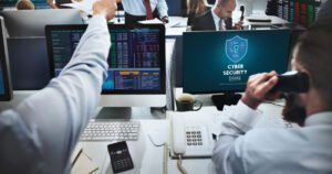 Dos personas de TI intentando mitigar un problema de ciberseguridad