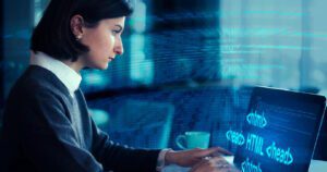 Mujer ingeniera trabajando con una computadora