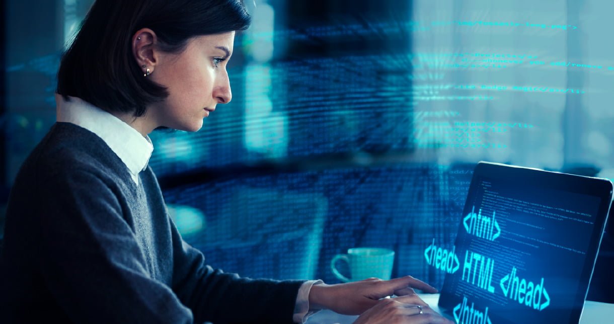 Mujer ingeniera trabajando con una computadora